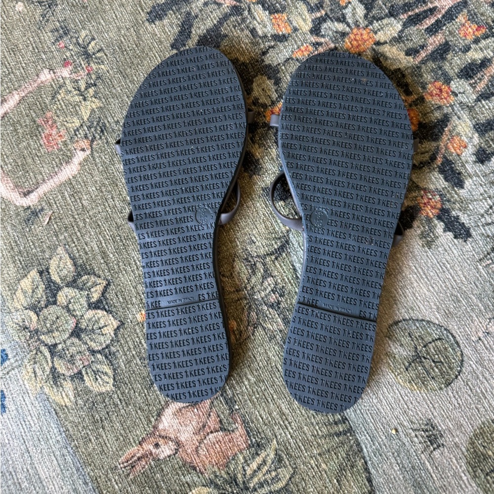 TKEES Gemma sandals, navy blue, size 8. No scuffing, excellent condition. - Picture 2 of 2